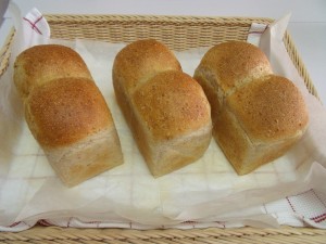 H26.5.1 全粒粉と白ゴマのパン 1